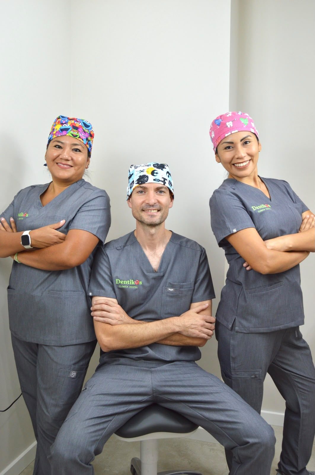 Mariela Juárez, Mery Juárez y Rafael Cortés, el equipo de Dentikos, en la clínica dental de Orihuela