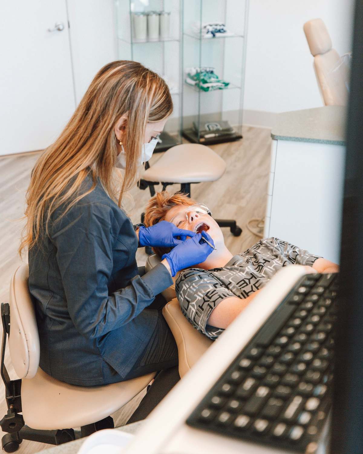 Profesional dental atendiendo a una paciente en consulta