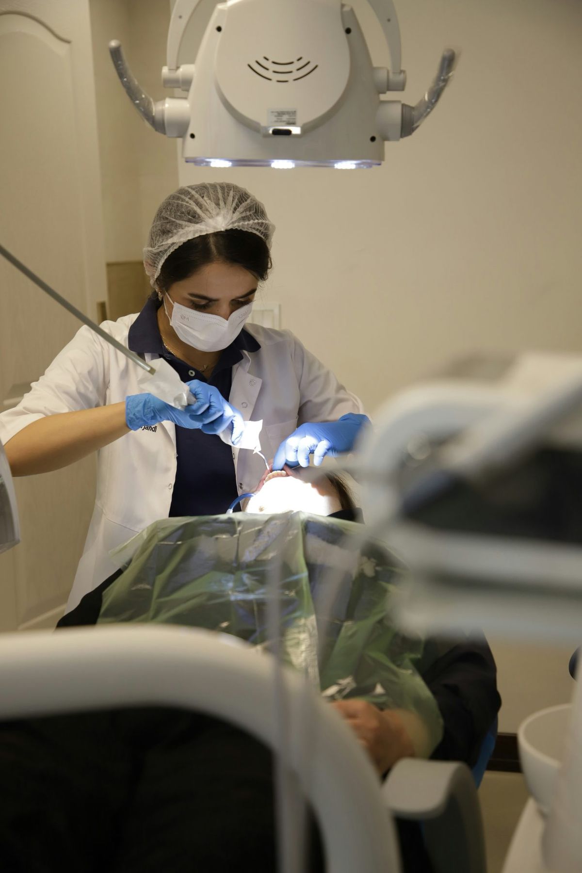 Profesional dental realizando un tratamiento con lupas de aumento
