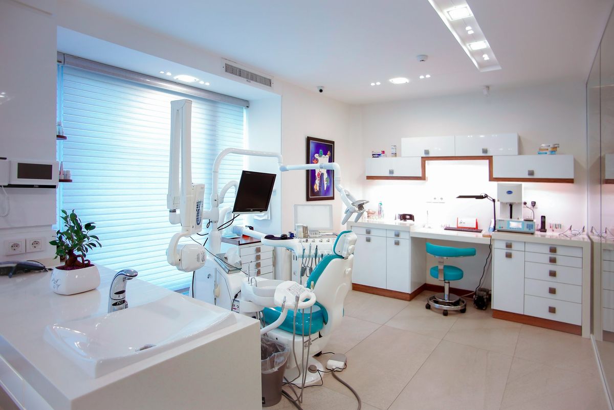 Gabinete dental equipado con sillón y lámpara